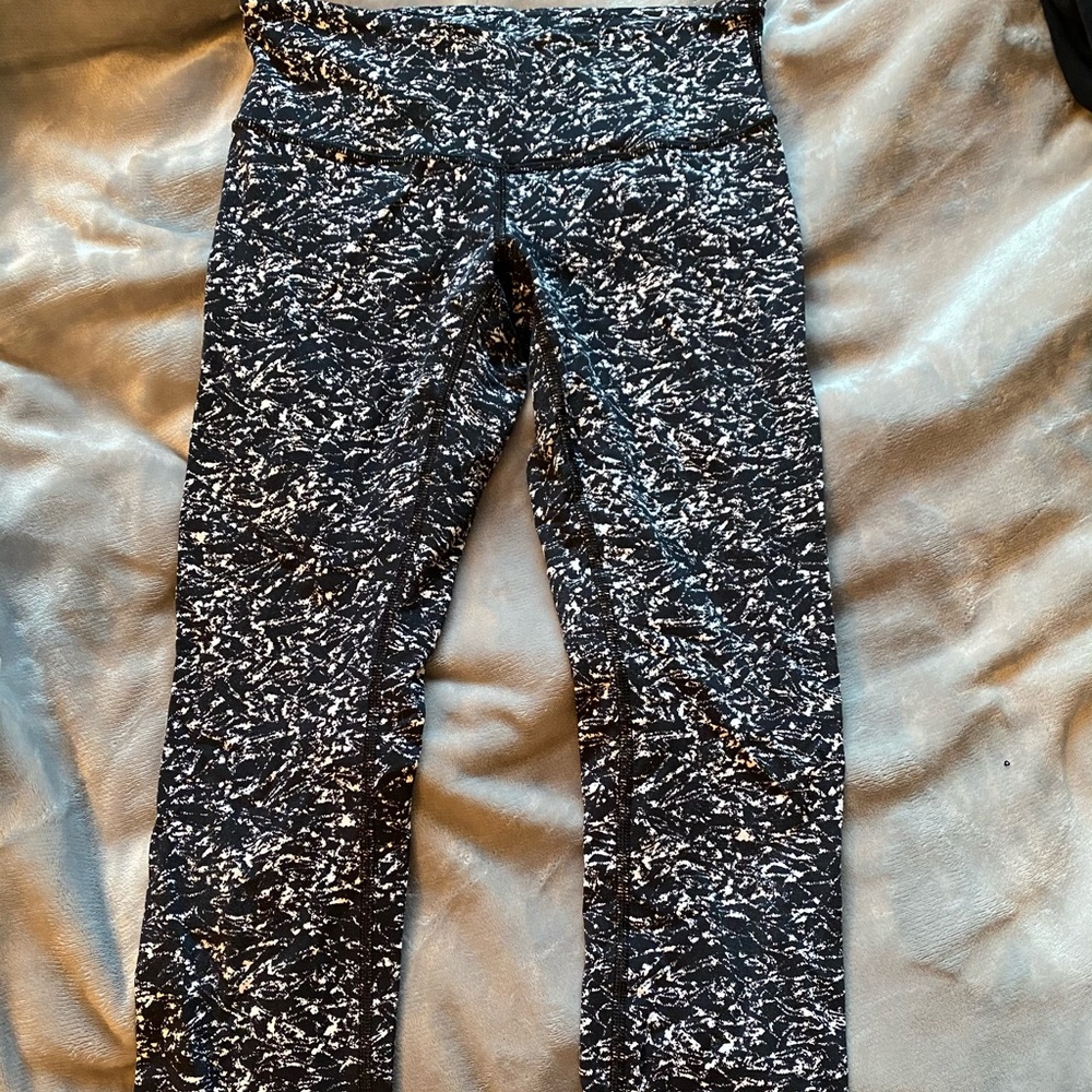 Patterned lululemon cropped leggings